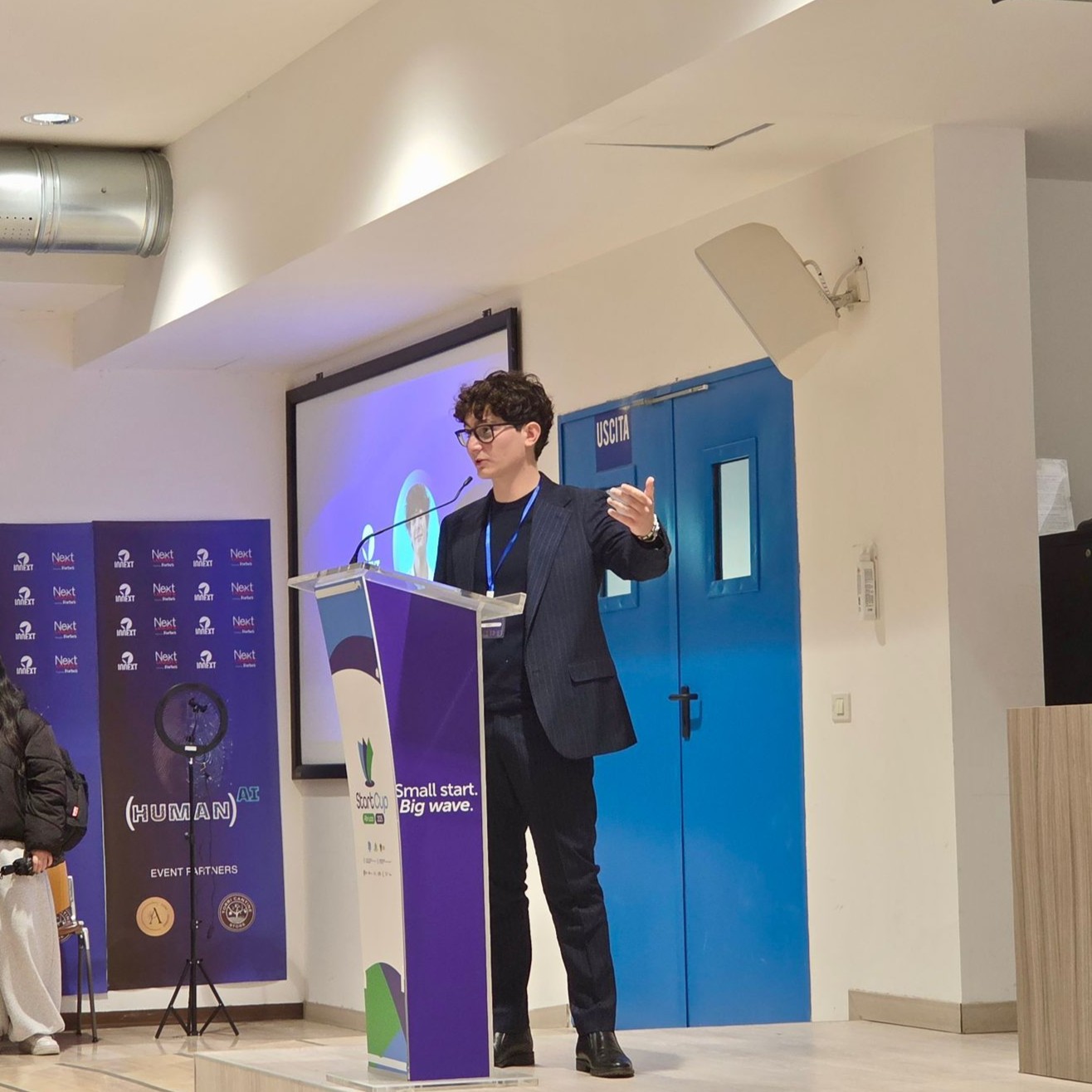Presidente sul palco dell'evento Human AI